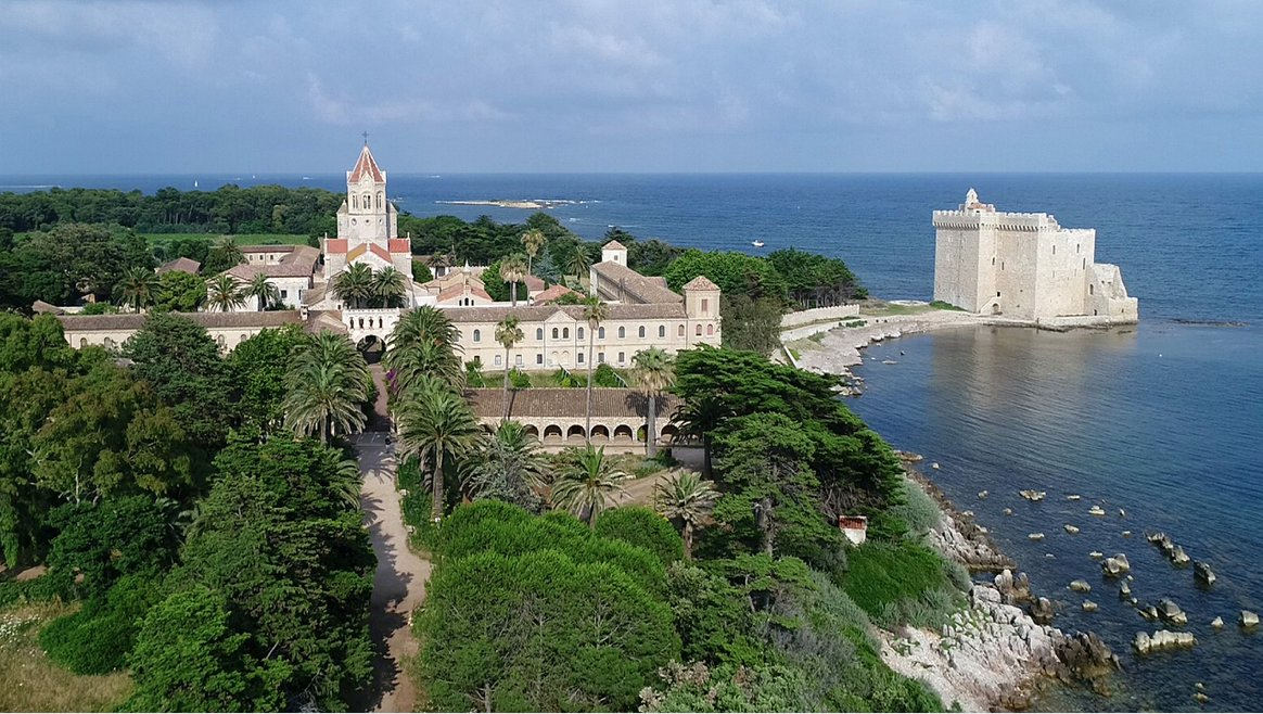 Lire la suite à propos de l’article Abbaye de Lérins : une mission de jeunes au service du patrimoine religieux